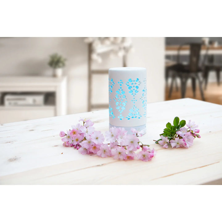 Elegant keramic electric diffuser with white design. 