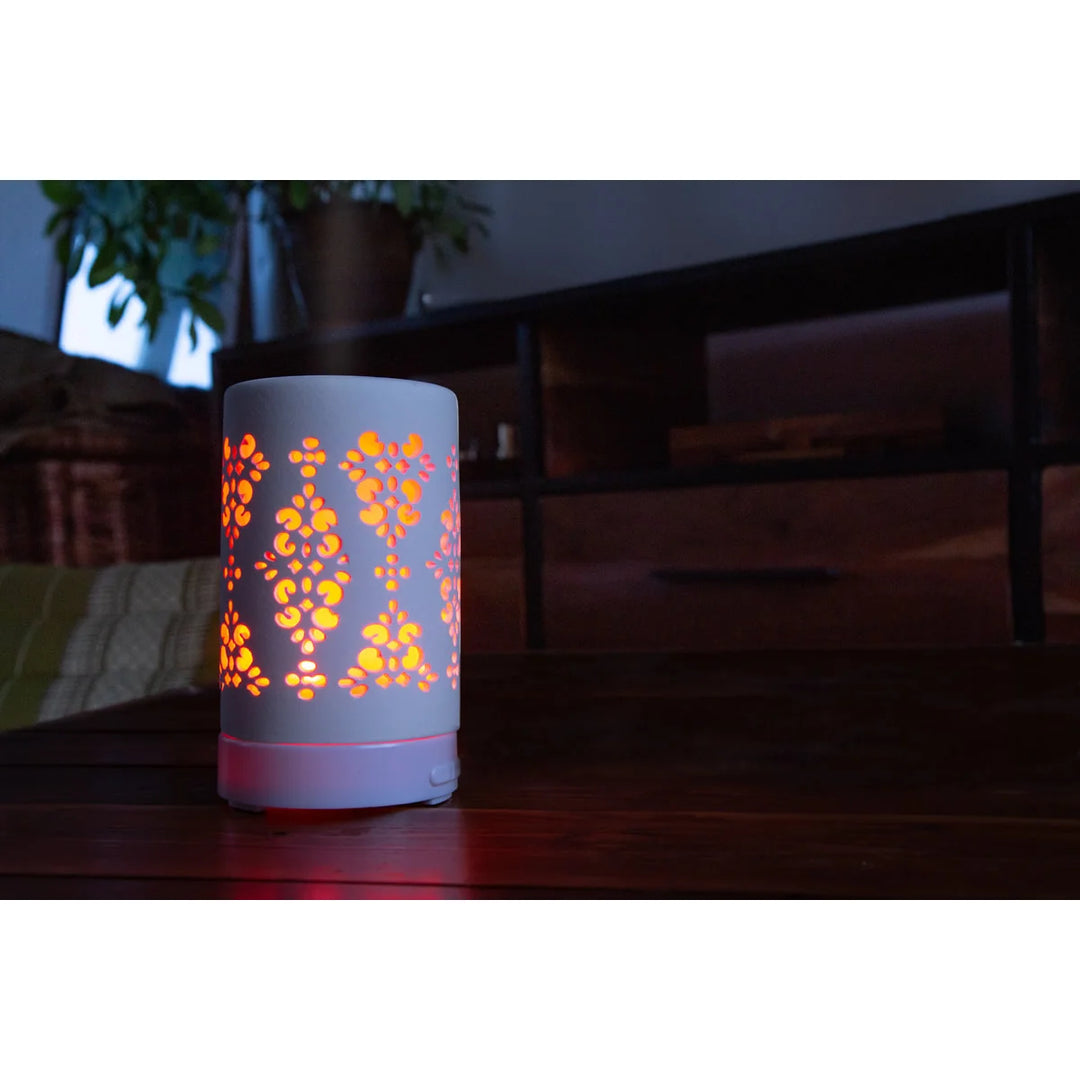 Elegant keramic electric diffuser with white design. 