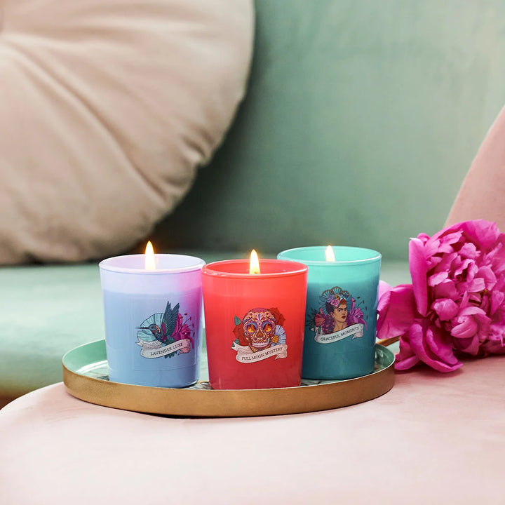 Frida Kahlo scented candle gift set, turquoise box containing three colorful candles with artistic designs inspired by Frida Kahlo’s iconic style and floral motifs.